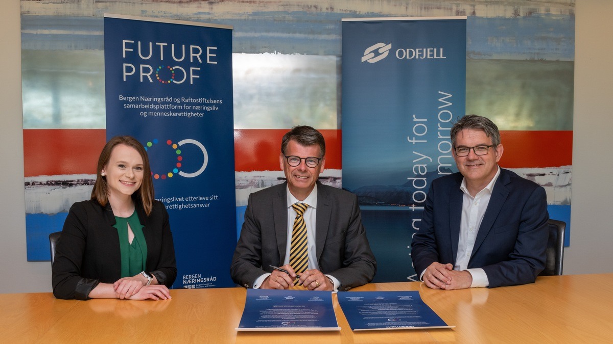 Signage of the FUTURE-PROOF initiative. From left: Malene Sighaug Bigseth (FUTURE-PROOF), Harald Fotland (Odfjell), Tom Christer Nilsen (Bergen Chamber)