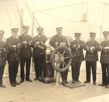 The officers on the SS Vaarli. The vessel is managed by the Odfjell brothers from 1917.