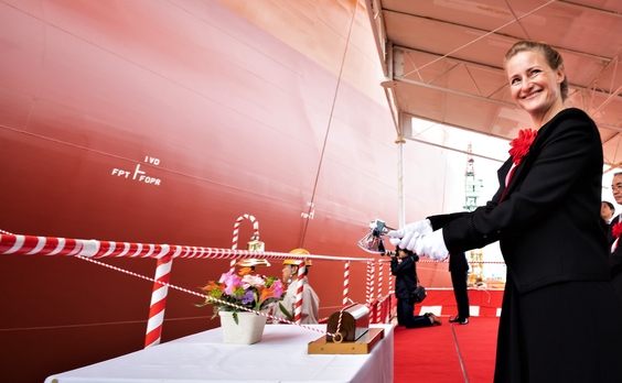 Lady sponsor Kristianna Mey cuts the rope at the naming ceremony of Odfjell&#039;s Bow Persistent.